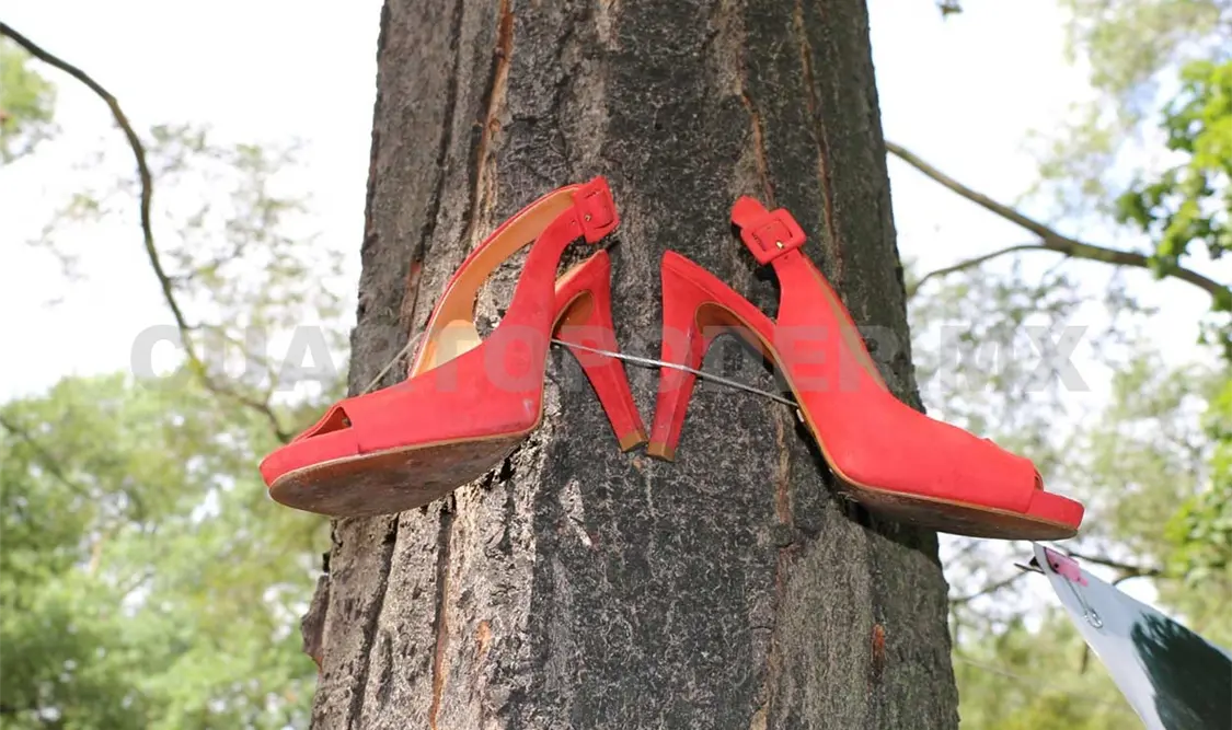 Indígenas mayas realizaron una ceremonia en contra de los feminicidios en el mundo. Las zapatillas representan los diversos crímenes.