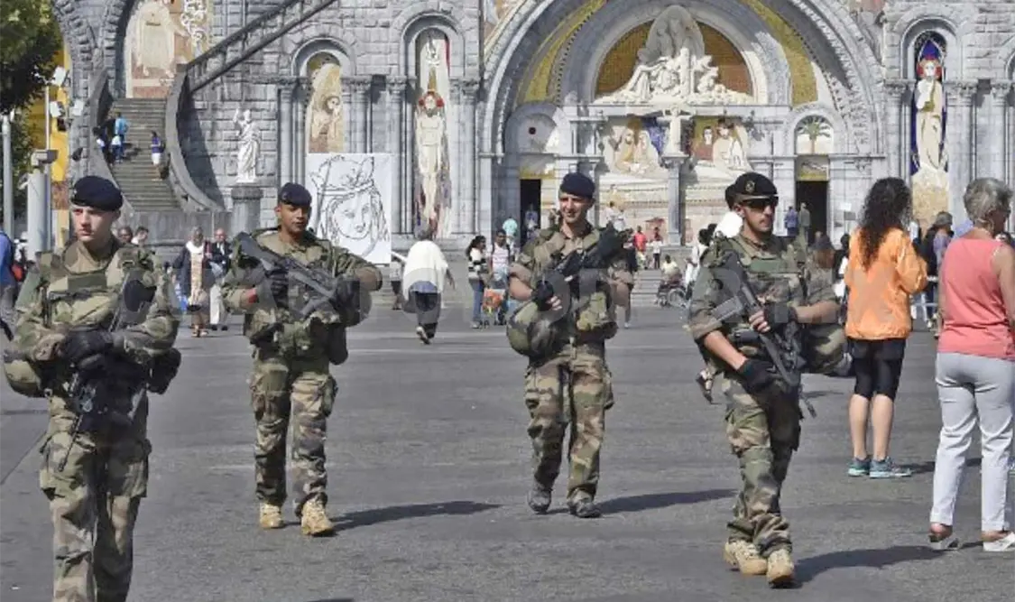 Militares recorren la zona para brindar protección a las personas que asisten. Agencias