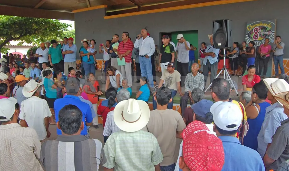 Pobladores de las diferentes comunidades de Tuxtla Chico se concentraron en el Parque Central en espera de la respuesta que darán a las minutas ya firmadas por el edil. Ramón García / CP