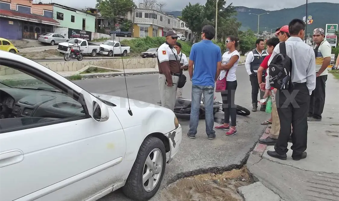 Combustible derramado de la motocicleta por el golpe recibido. A. Alegría / CP