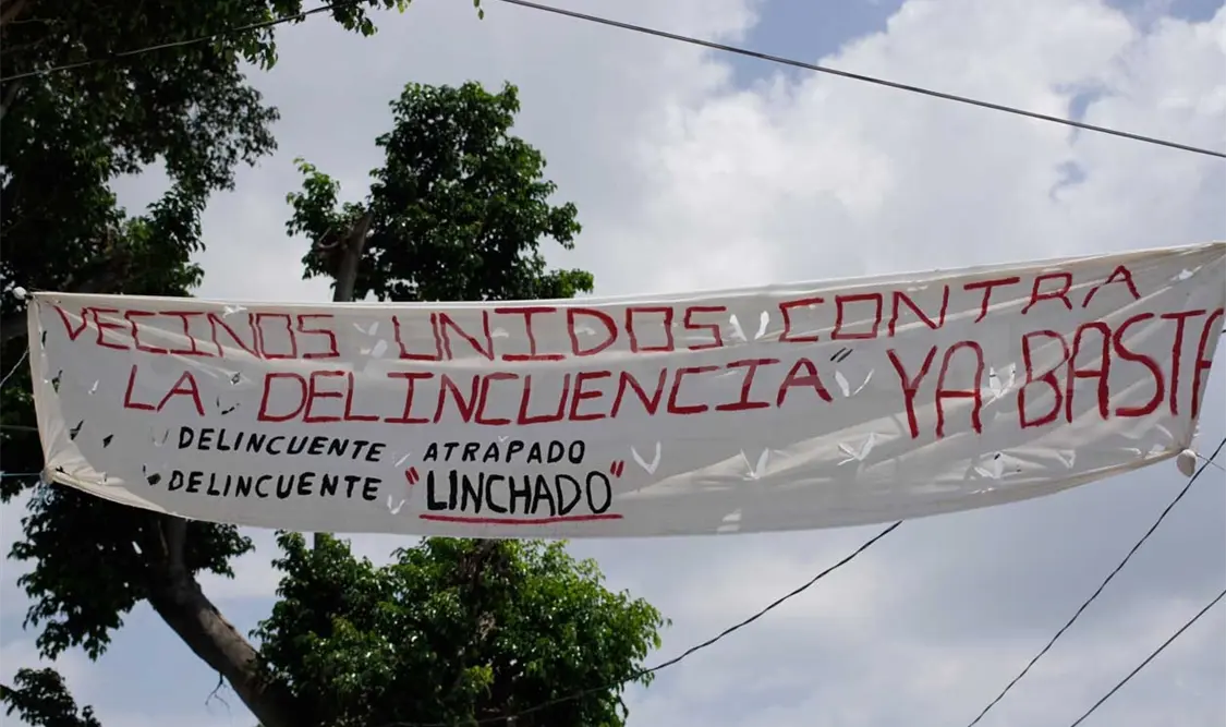 Una de las lonas que puede apreciarse en la colonia Albania Alta, debido a los robos y asaltos constantes que sufren los colonos. Guillermo Ramos / CP