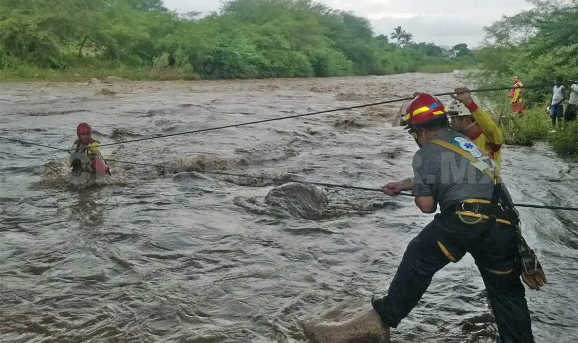 Personal de Protección Civil, acudió a socorrer a los afectados. Noel Vázquez / CP
