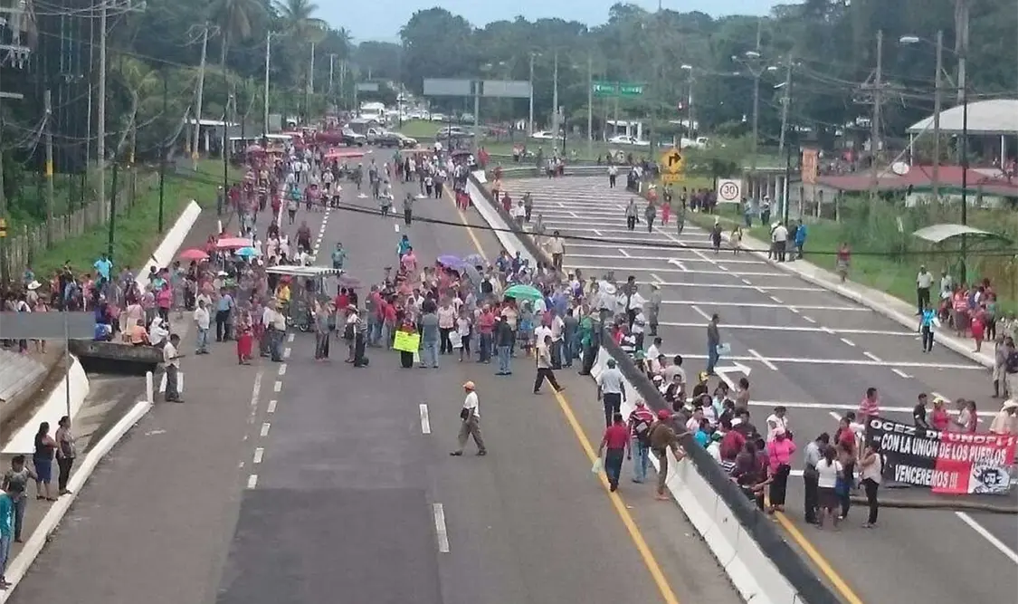 Unos 500 campesinos integrantes de diferentes organizaciones de Tuxtla Chico marcharon para exigir la entrega de los recursos. Ramón García / CP