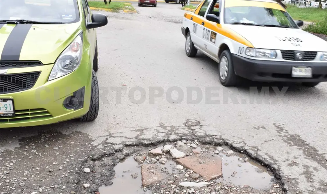 Todos los conductores han experimentado mientras manejan su auto, ese ruido seco que produce el golpe cuando caes en un enorme bache. Óscar León / CP