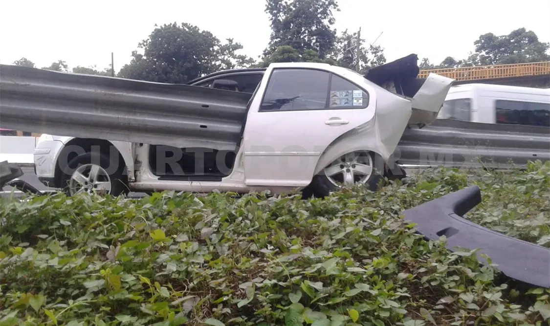 El conductor perdió el control de la unidad y se incrustó contra la barrera metálica de la carretera. Rafael Victorio / CP