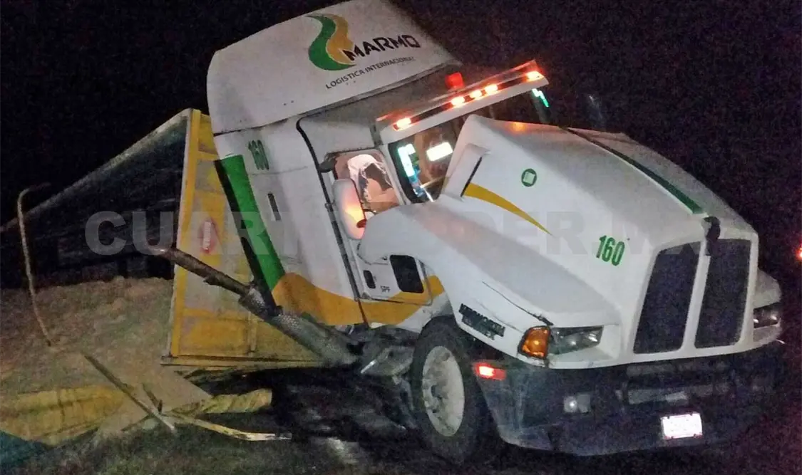 Aspecto del accidente de tránsito que se registró ayer en el Libramiento Norte de Comitán. Flor Cordero / CP