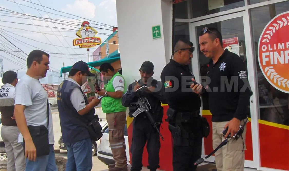 Diferentes corporaciones policiacas se presentaron a las afueras de la financiera para brindar el auxilio.