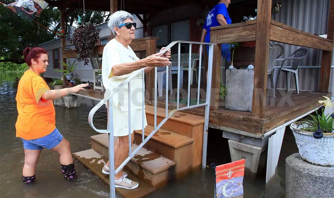 Las aguas acumuladas hacen difícil la situación para los residentes y ahora ha surgido el temor de infecciones. AP