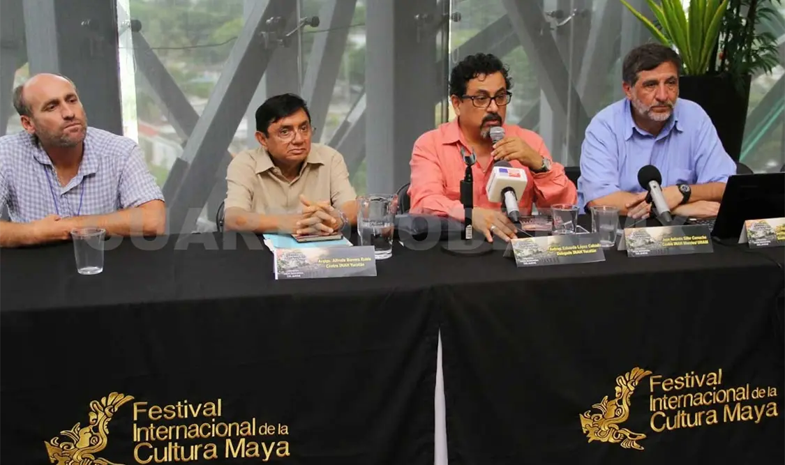 Mesa redonda en la anterior edición de Festival Internacional de la Cultura Maya. Cortesía