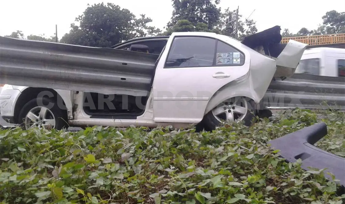 El conductor perdió el control de la unidad y se incrustó contra la barrera metálica de la carretera. Rafael Victorio / CP
