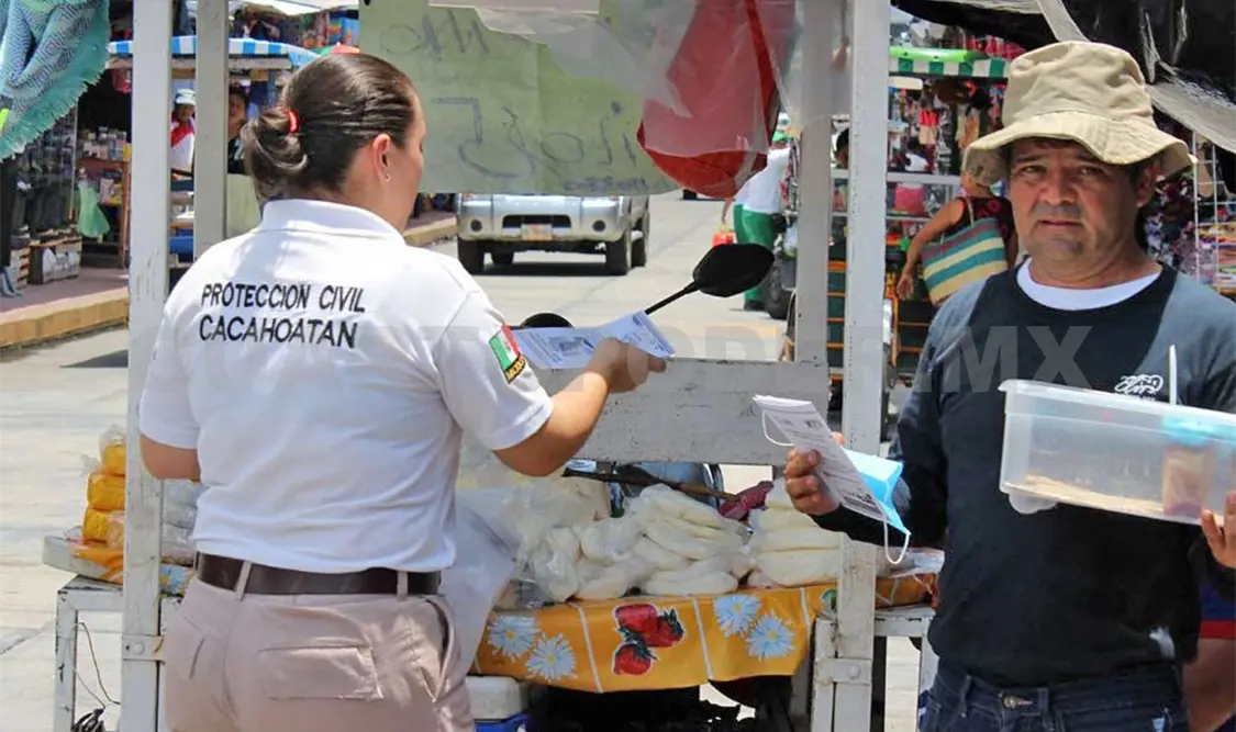 Trípticos con información sobre actividades volcánicas, mensajes de prevención y cubrebocas son distribuidos por las brigadas que se despliegan en toda la zona. Rafael Victorio / CP