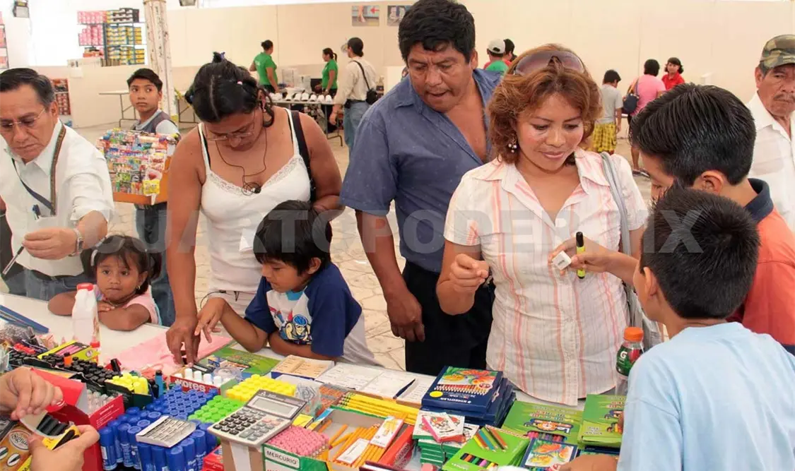 Se pretende acabar con viejas prácticas de algunas escuelas privadas, como el condicionamiento para comprar en determinadas tiendas. Ramón García / CP