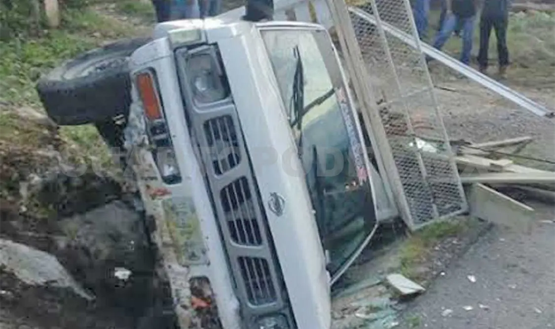 Así quedó la camioneta al volcar en la carretera Tuxtla-Copoya, rumbo a la ciudad de Villaflores.