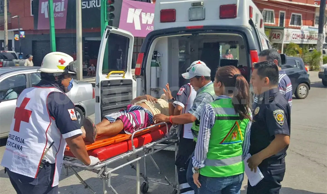 Paramédicos auxiliaron a una señora que resultó lesionada en el accidente de tránsito.