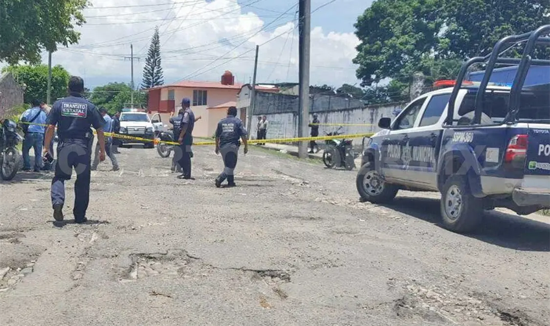 Un cargador de arma de fuego quedó en el pavimento.