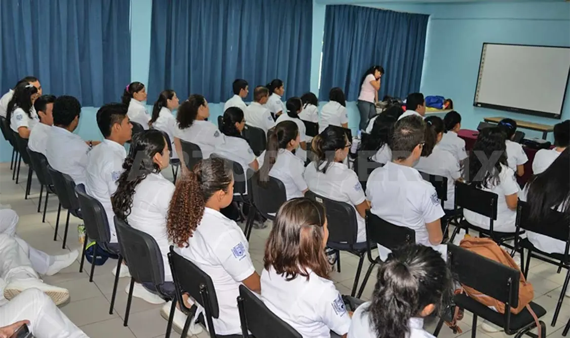 Imparten Curso sobre Adicciones a los alumnos de Medicina