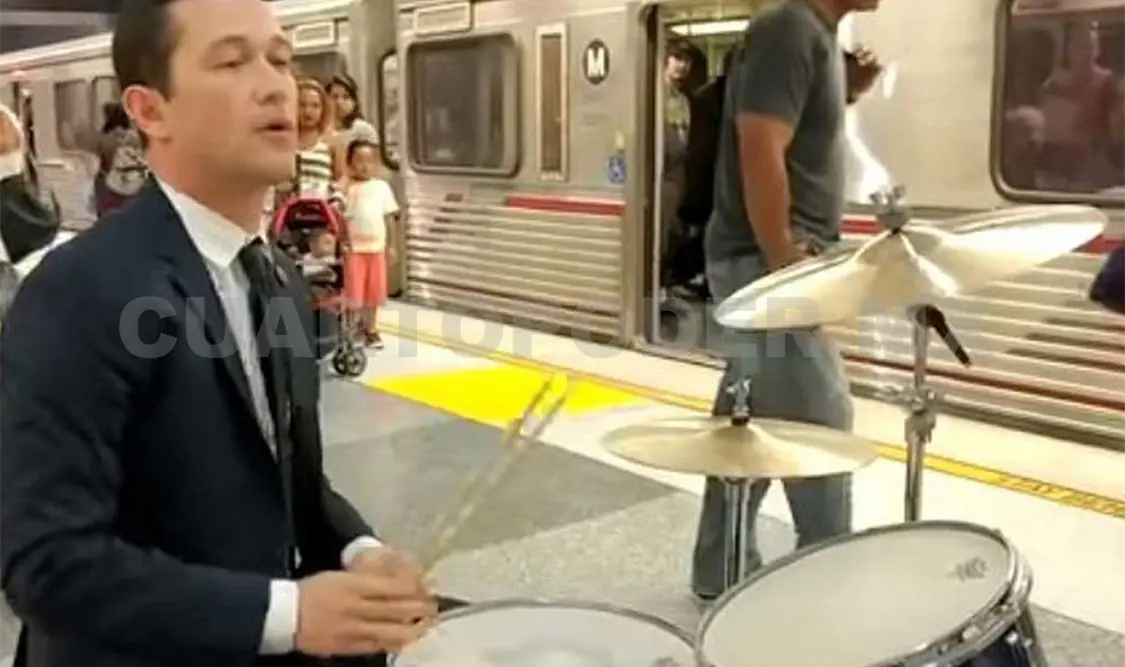 Joseph Gordon-Levitt toca batería en metro