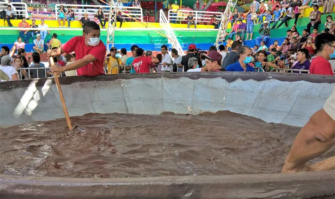 Realizan la jícara de pozol más grande del mundo