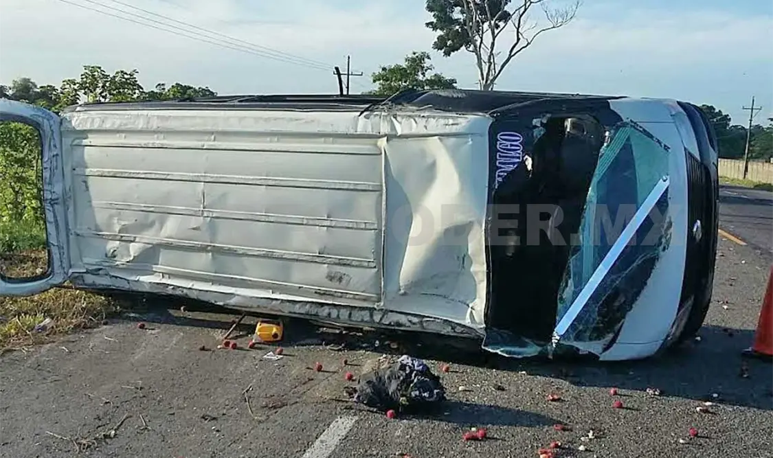 Aspecto del colectivo volcado en la carretera Tapachula-Ciudad Hidalgo (Suchiate).