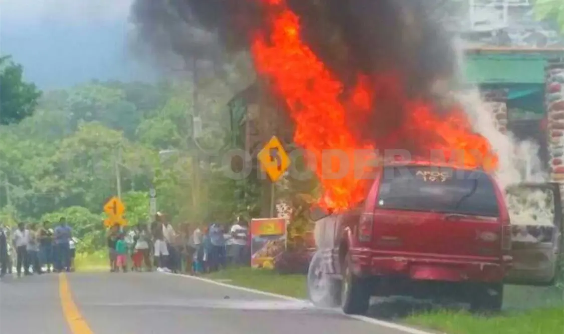 Una camioneta marca Chevrolet se incendió en el tramo Cacahoatán-Unión Juárez sin que hubiera personas lesionadas.