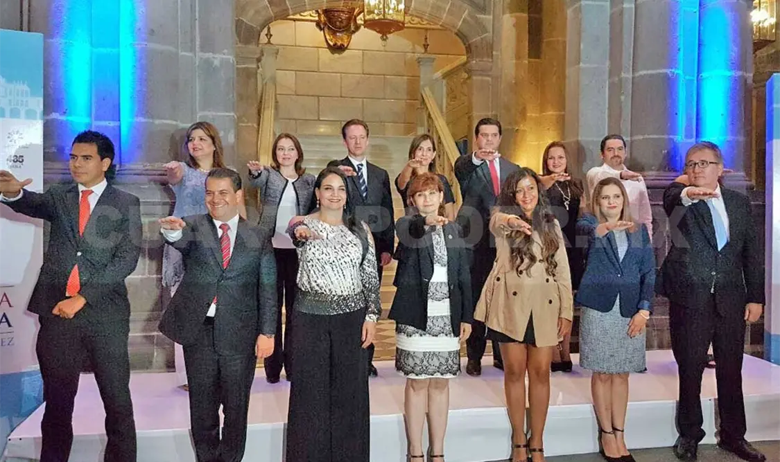 La presidenta del DIF Municipal Ocosingo y su esposo, el presidente municipal, tomaron protesta como los nuevos vicepresidentes de la organización. CP