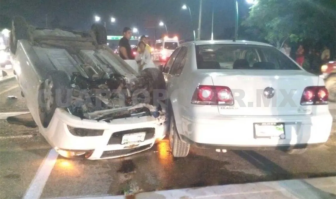 Un Aveo volcó frente a la Prepa 5 en Tuxtla Gutiérrez.