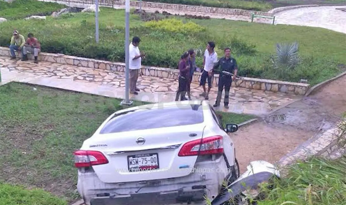 Auto sale del camino y cae a los andadores