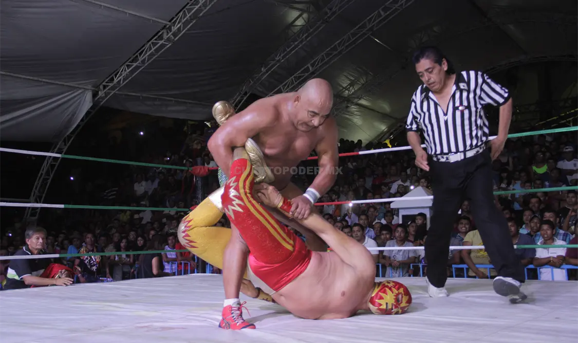 Negro Navarro y Solar fueron el atractivo en la velada de Lucha Libre en San Roque.