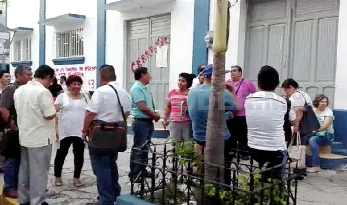 Padres plantean recuperar escuelas