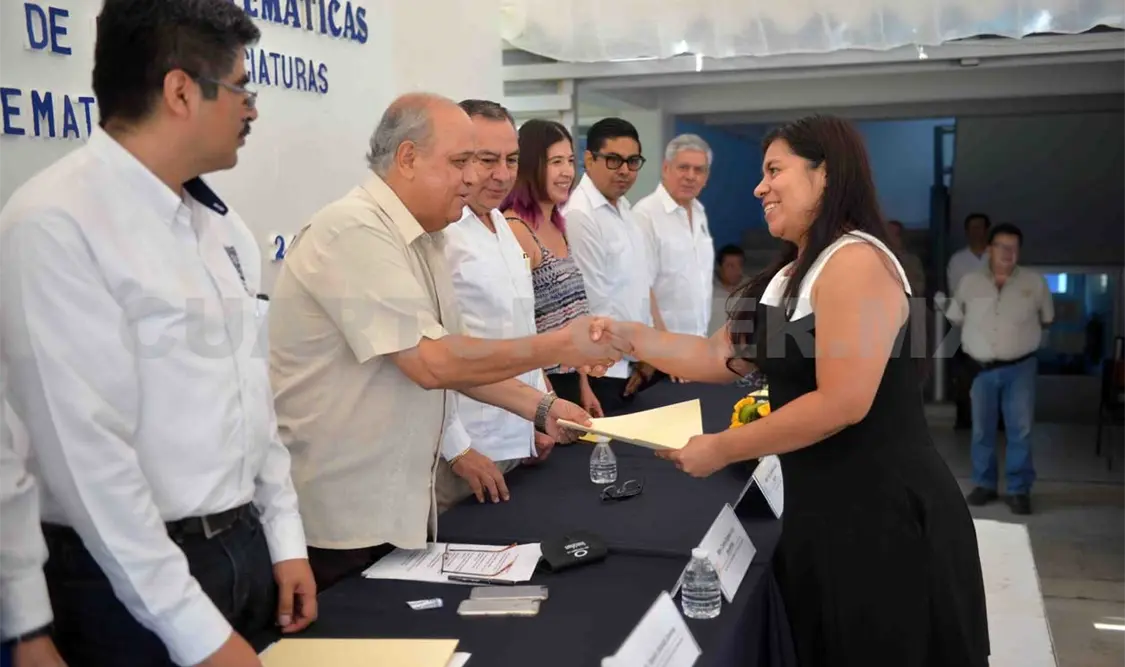Celebran licenciaturas en Física y Matemáticas