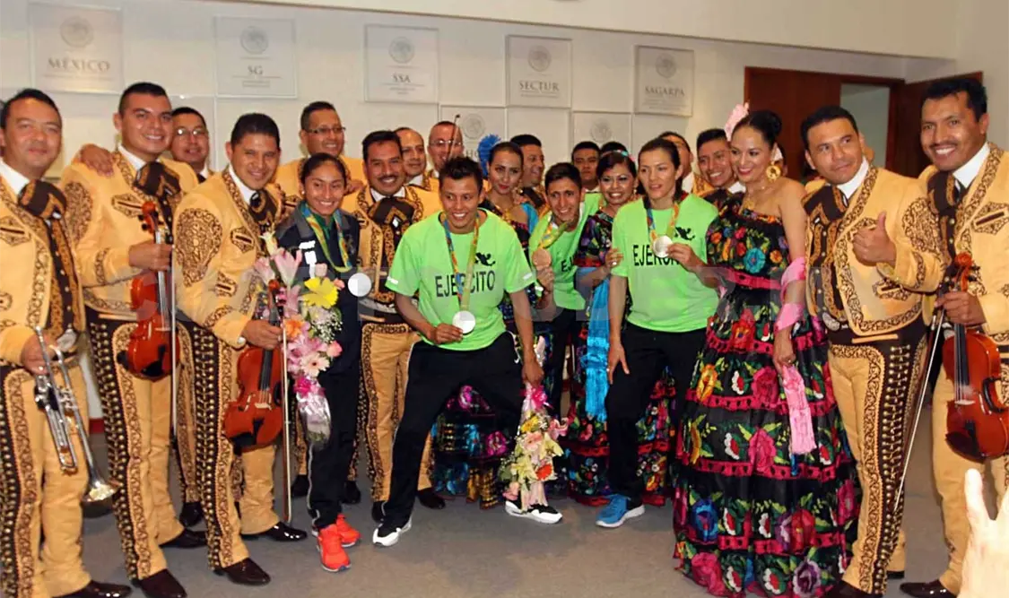 Con gran fiesta llegan medallistas Olímpicos