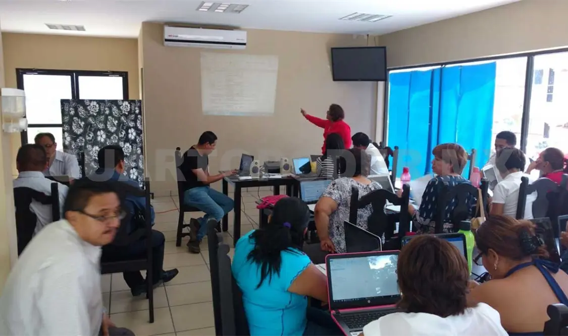 Capacitan a docentes en planeación didáctica
