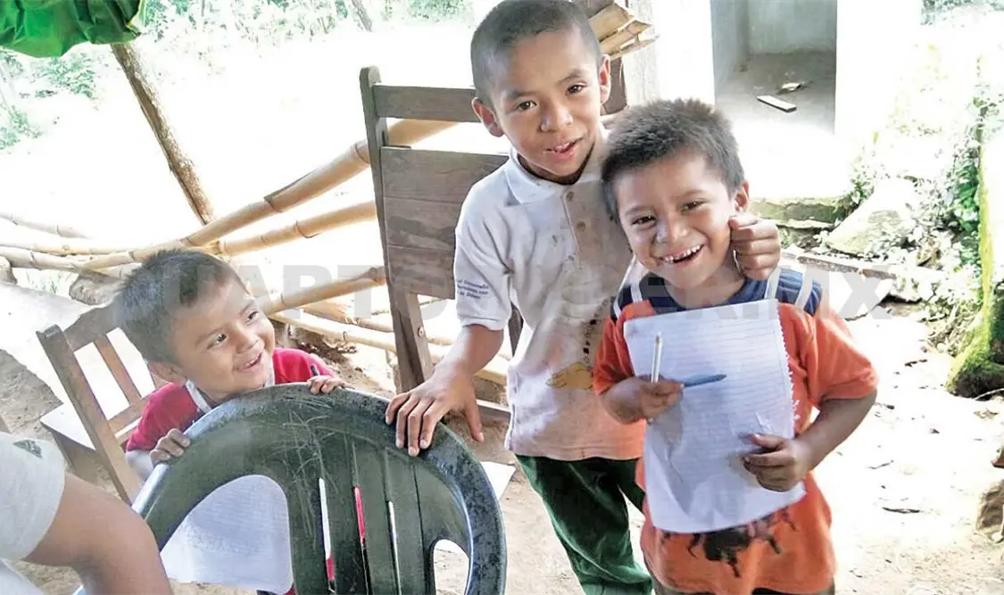 Niños sin maestros reciben educación de jóvenes