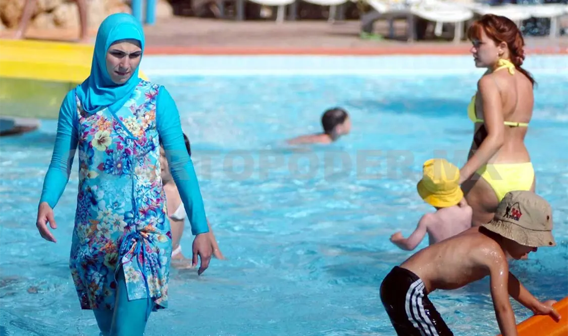 Esta controversia por la prohibición del burkini, ha comenzado a dividir al gobierno del presidente François Hollande, pues sus ministros tienen opiniones enfrentadas. AP