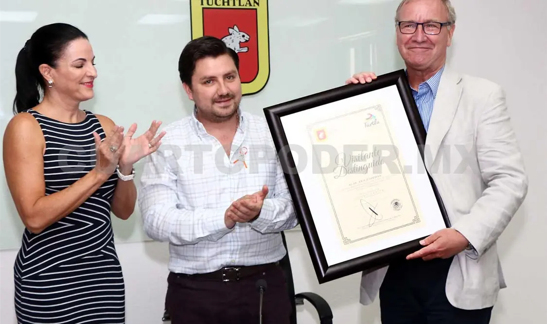 El Ayuntamiento capitalino hizo entrega del pergamino como visitante distinguido a Arie Hoekman, quien reconoció el trabajo de la administración municipal. CP