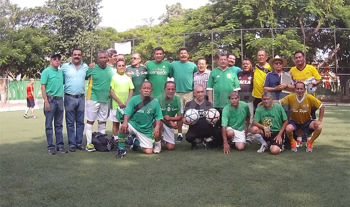 La foto del recuerdo después de los partidos no se hizo esperar. Ismael Quintero / CP