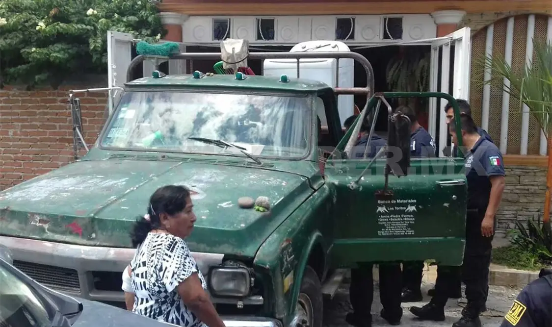 Los policías sorprendieron a los ladrones subiendo a la camioneta aparatos y muebles.