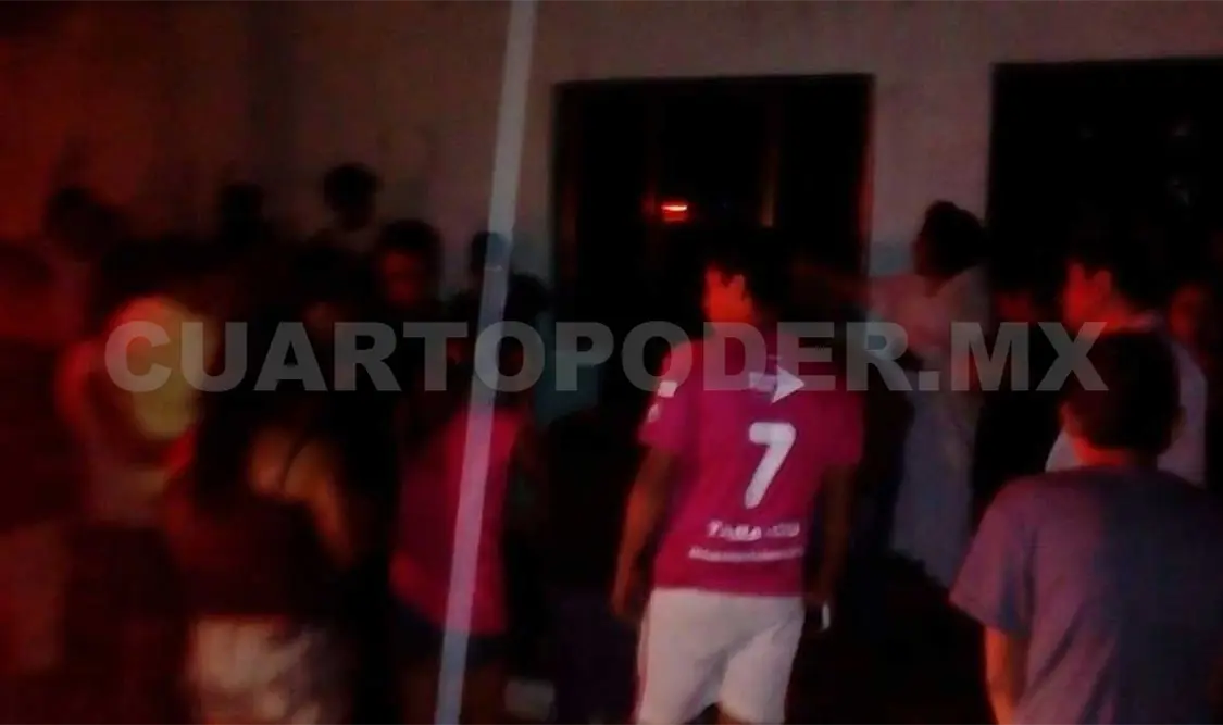 Balean a jóvenes; muere uno