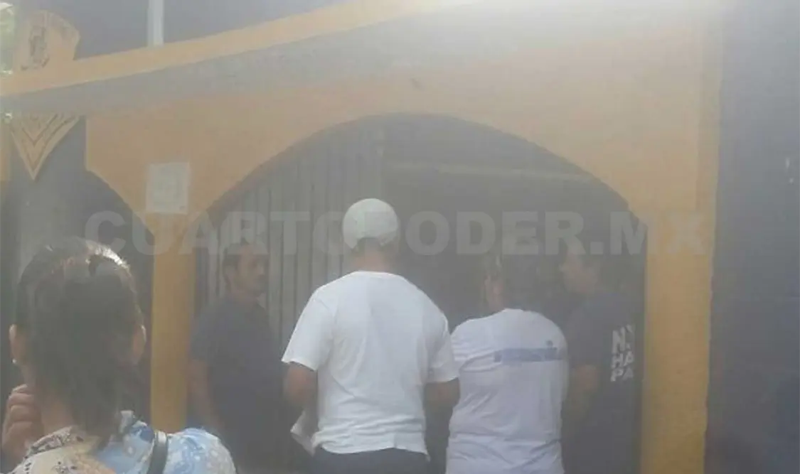 Padres de familia recuperan escuelas y hacen guardias