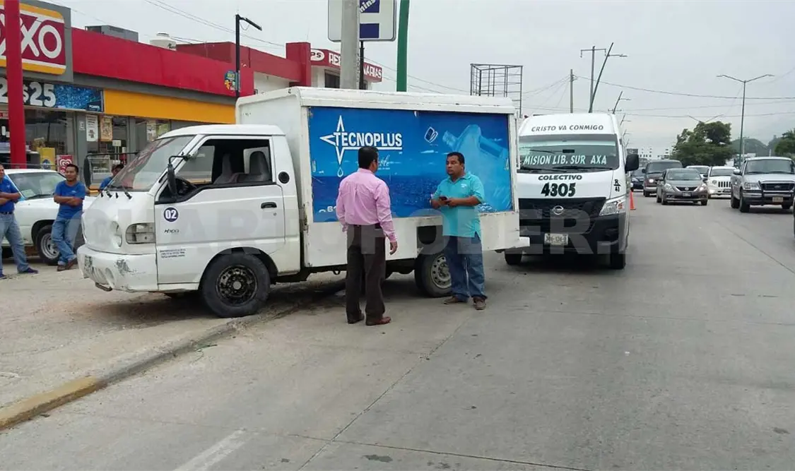 Choca colectivo de la R43 contra camionetita