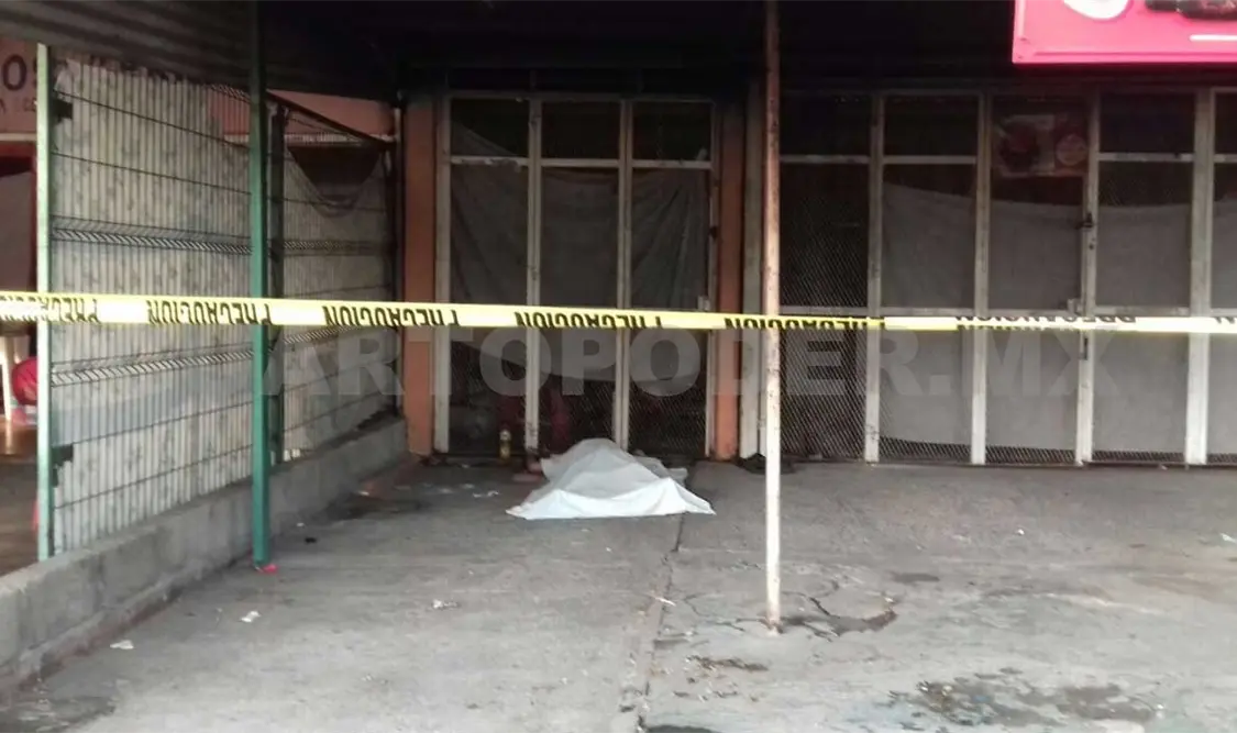 Lo hallaron muerto frente al hospital