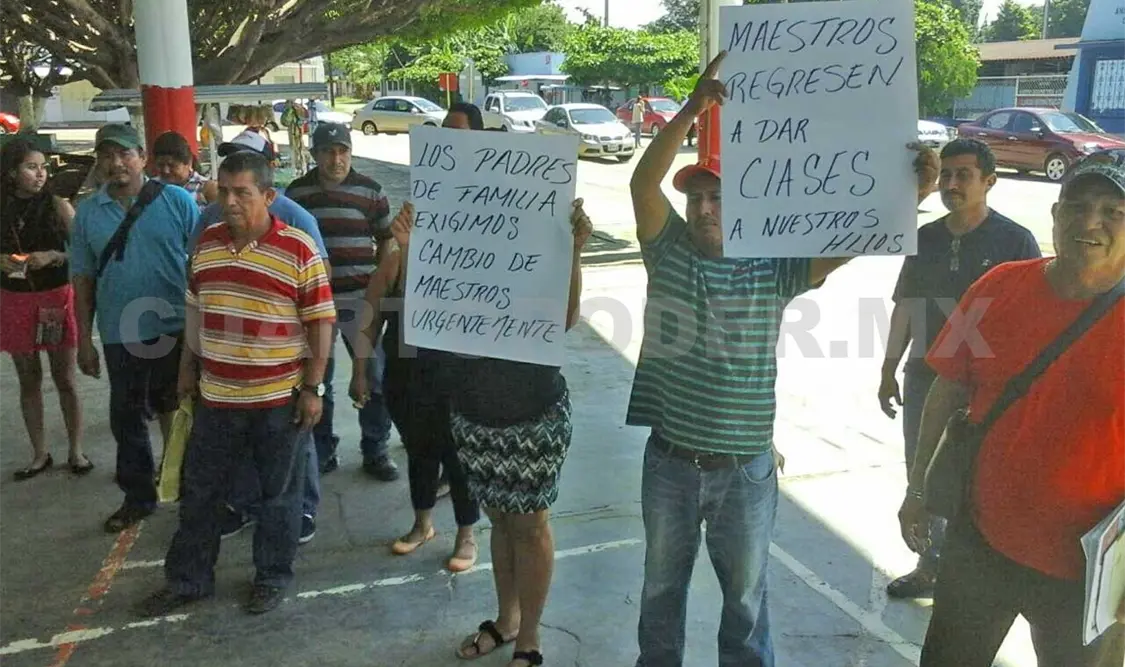 Padres de familia de 30 escuelas exigen clases