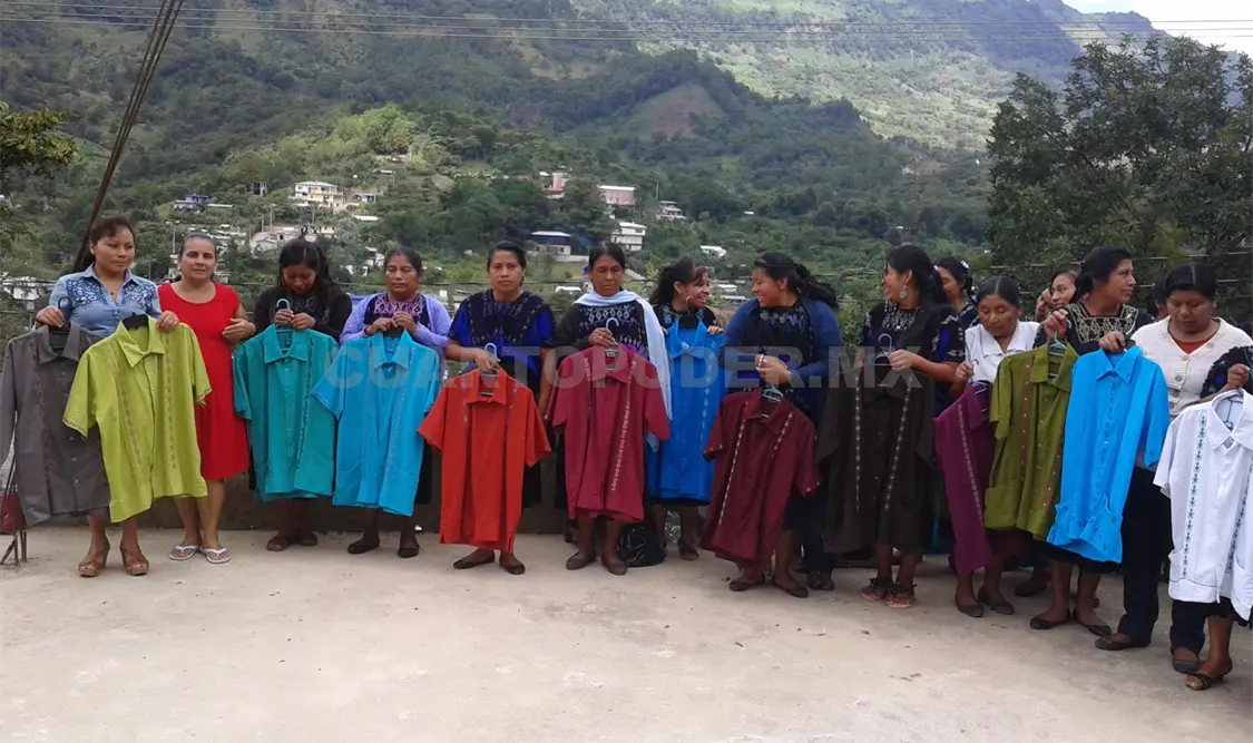 Las guayaberas fueron elaboradas en algodón Premium y lino, decoradas con la iconografía de Chenalhó. Cortesía.