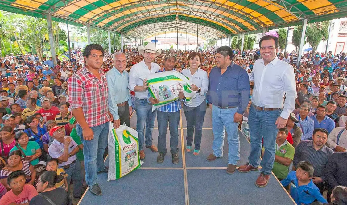 Benefician MVC y Rosario Robles a 5 mil maiceros
