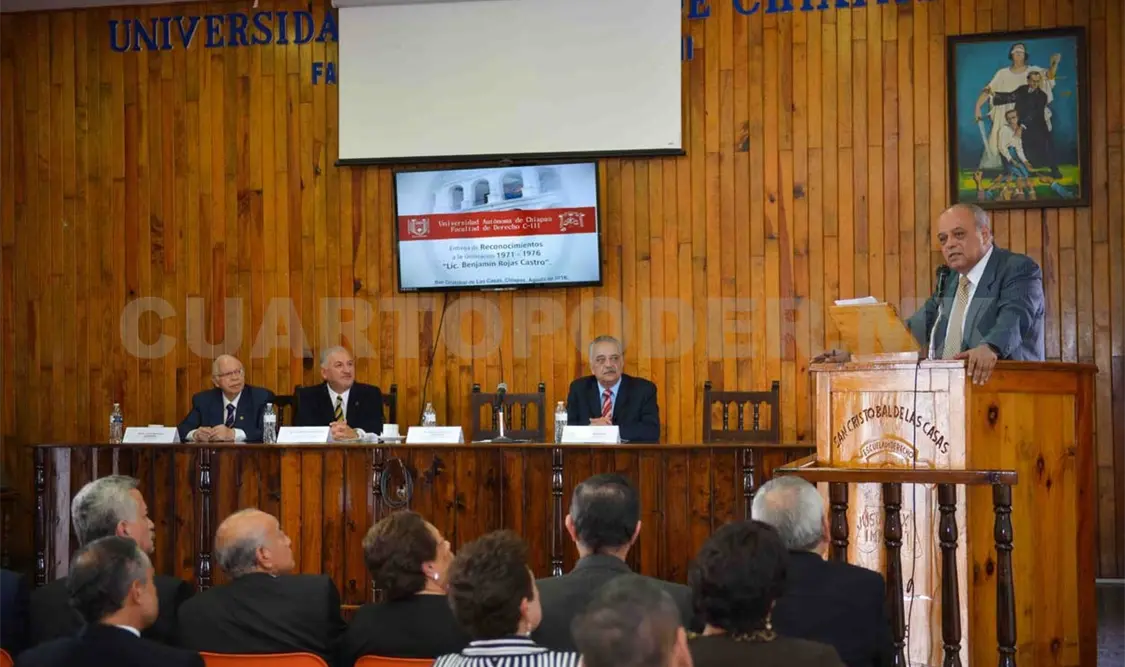 Reconocen a egresados de la generación 1971-1976 en Derecho