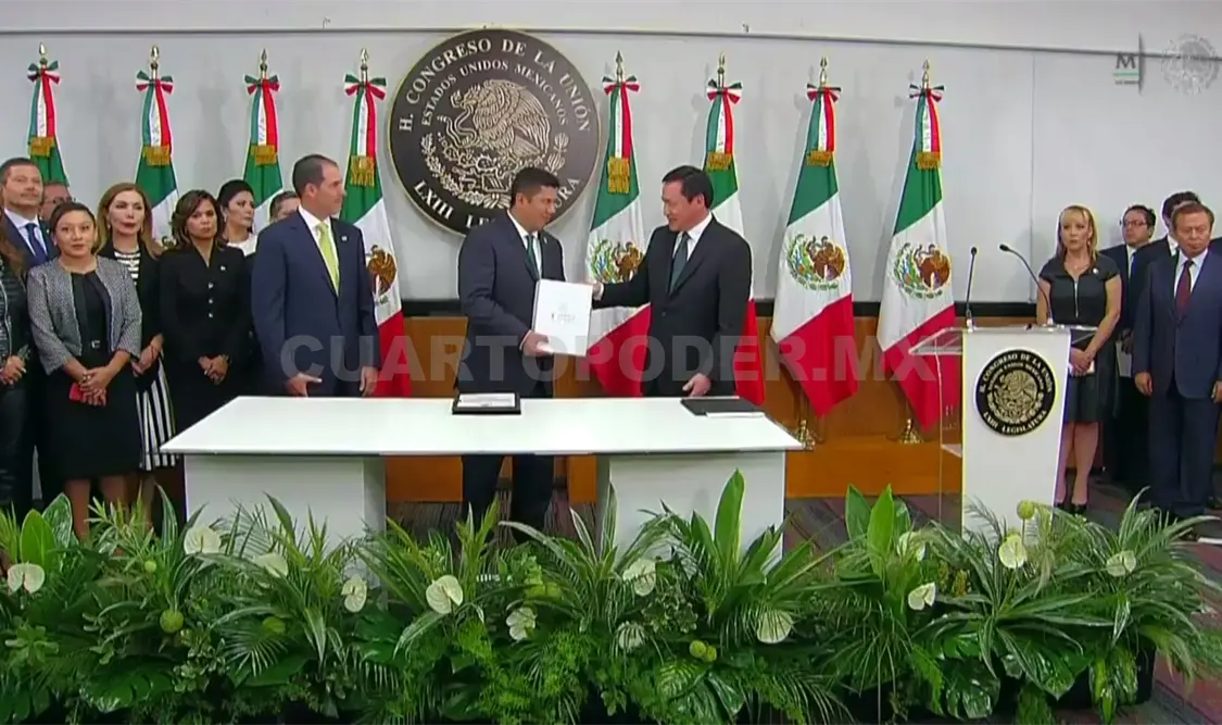 Osorio Chong entrega el Cuarto Informe de Gobierno al Congreso