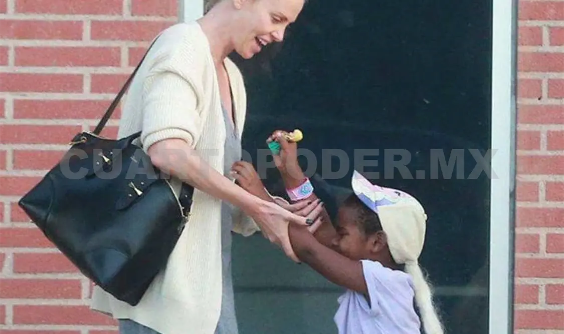 Charlize deja que su hijo vista como princesa