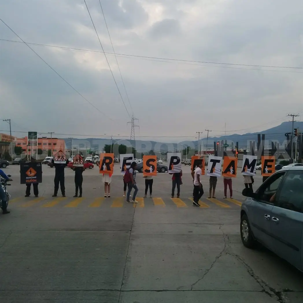 Acróstico humano en el libramiento Norte de Tuxtla Gutiérrez. Alfonzo Armenta / CP