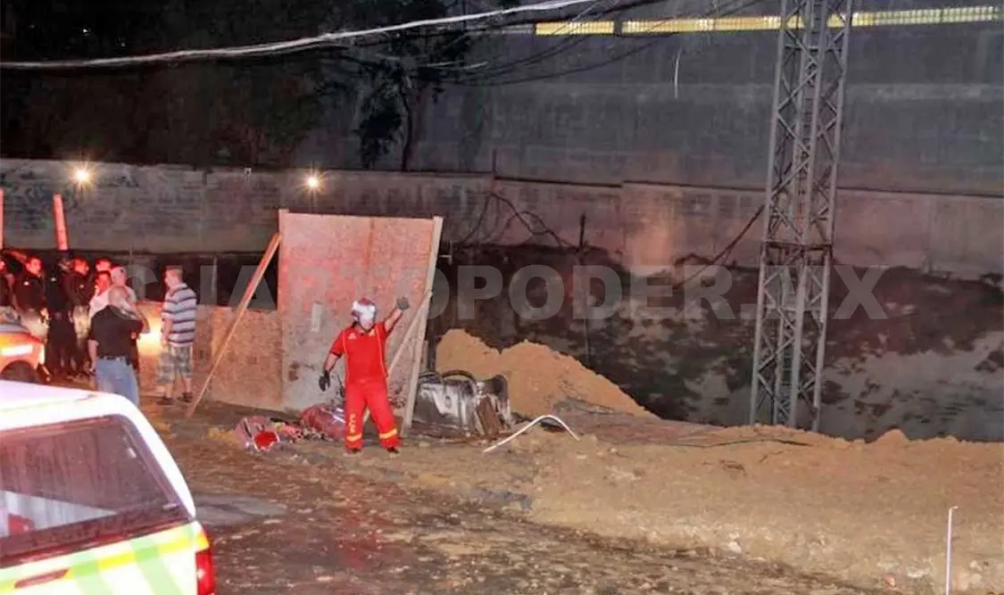 Rescatan dos cuerpos tras deslave