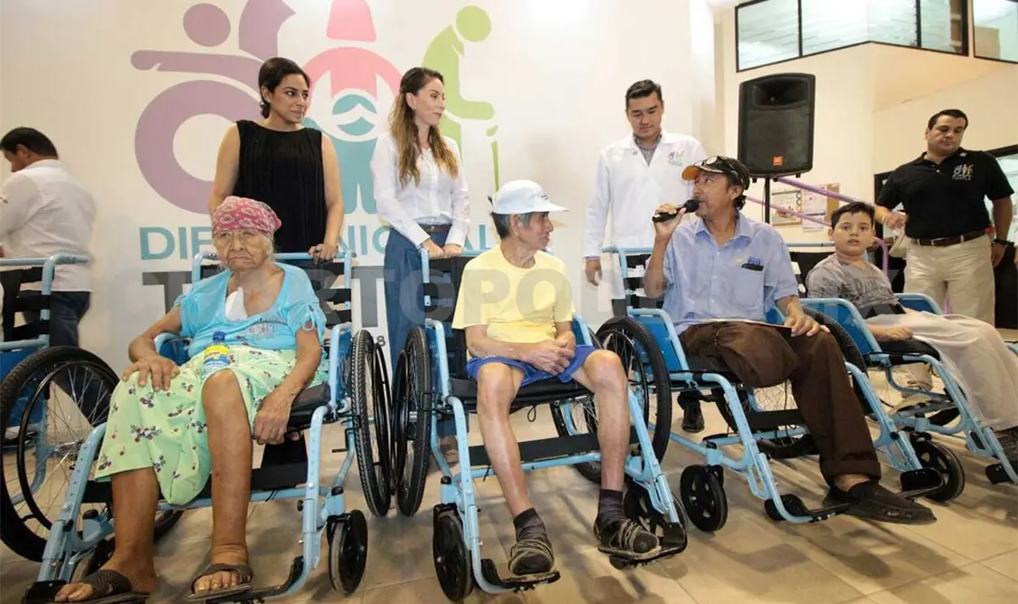 DIF Tuxtla entrega sillas de ruedas